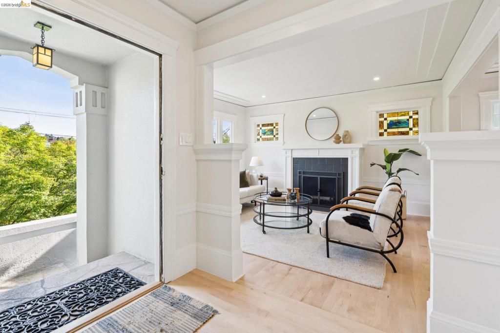 Image 5 of property listing at 1121 Ranleigh Ave, Piedmont, CA 94610