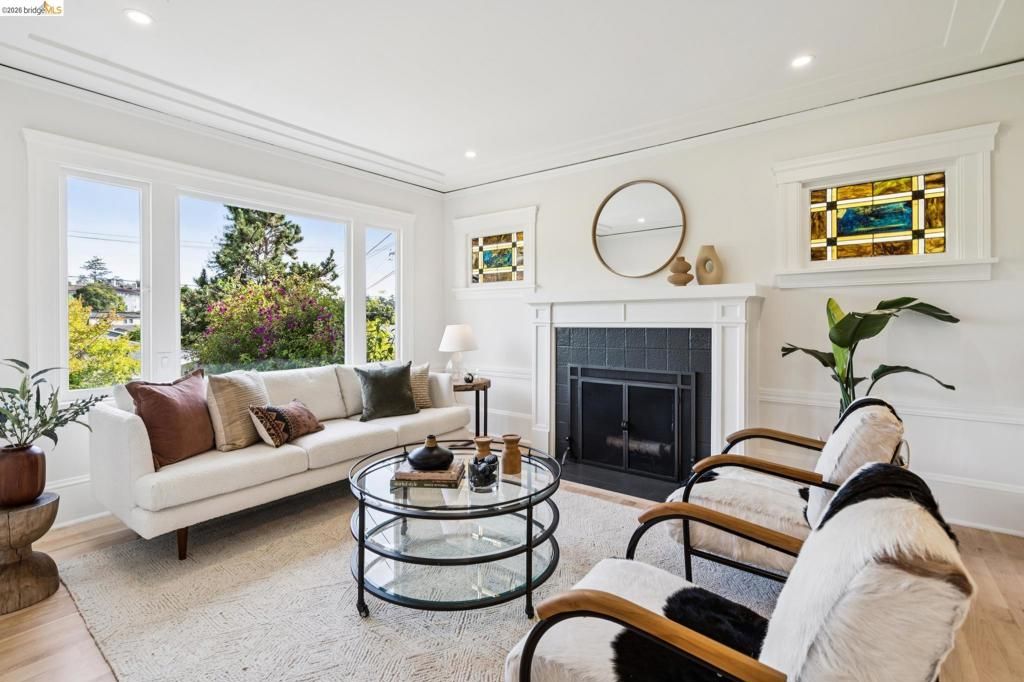 Image 6 of property listing at 1121 Ranleigh Ave, Piedmont, CA 94610