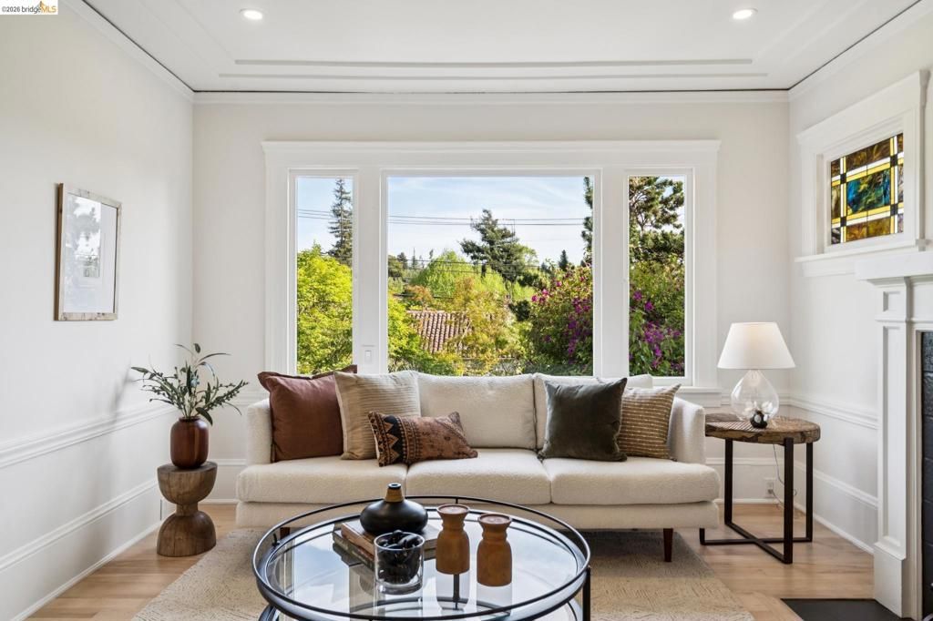 Image 7 of property listing at 1121 Ranleigh Ave, Piedmont, CA 94610