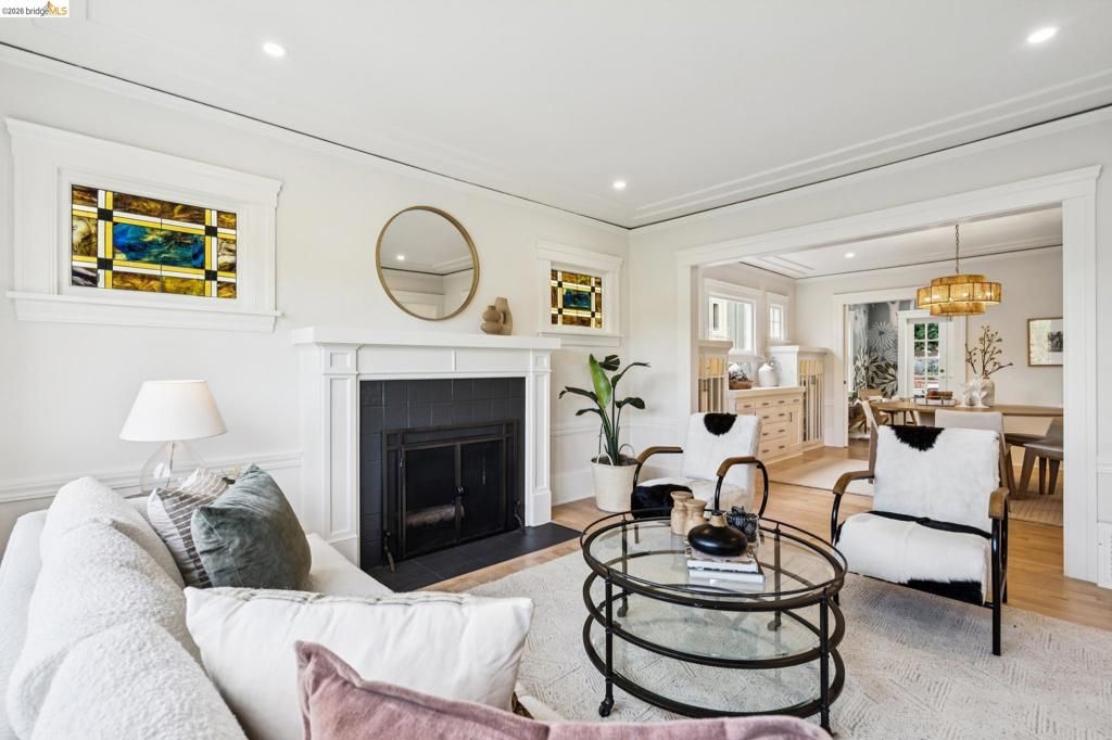 Image 8 of property listing at 1121 Ranleigh Ave, Piedmont, CA 94610