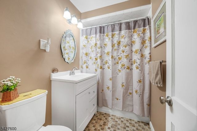 18 Cabot Ln, Kinnelon Boro, NJ 07405