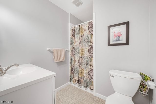 18 Cabot Ln, Kinnelon Boro, NJ 07405