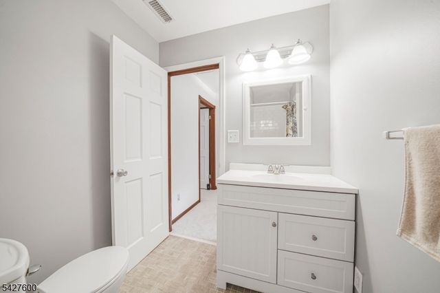 18 Cabot Ln, Kinnelon Boro, NJ 07405