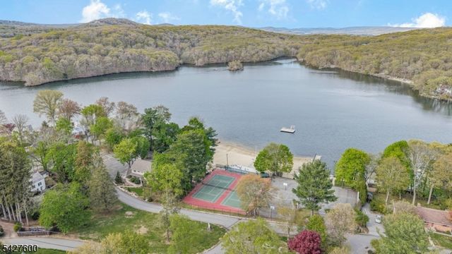 18 Cabot Ln, Kinnelon Boro, NJ 07405