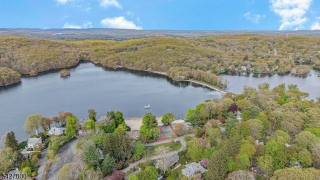18 Cabot Ln, Kinnelon Boro, NJ 07405