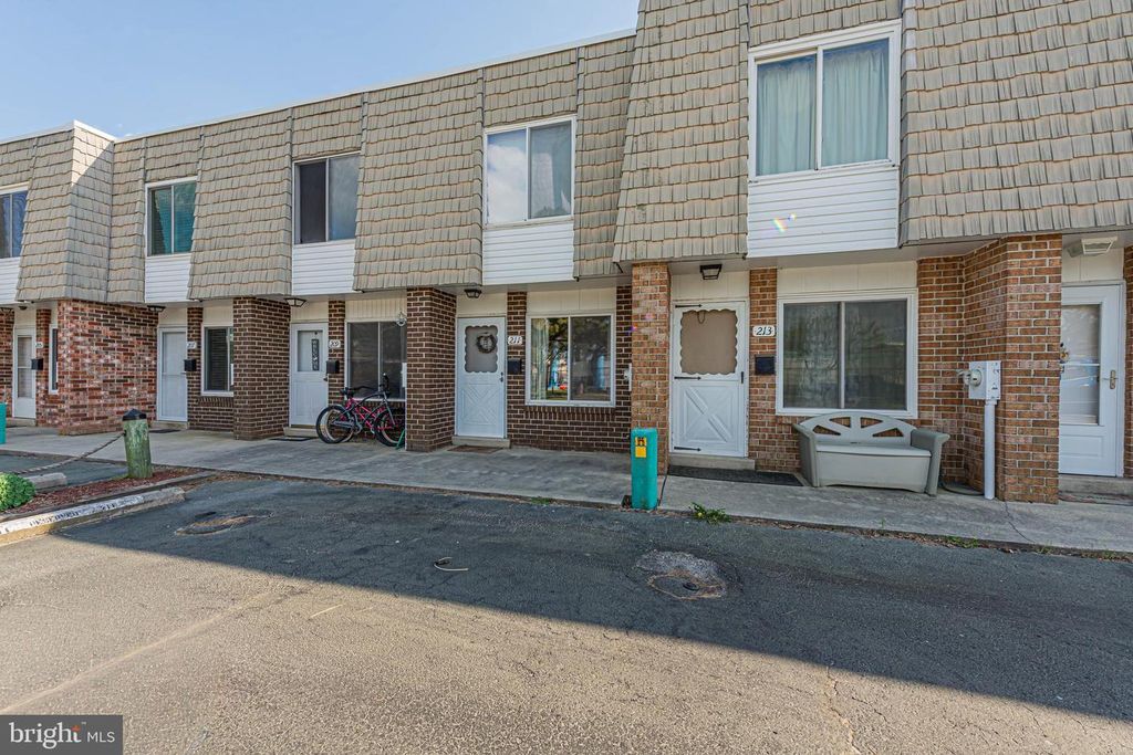 Image 1 of property listing at 211 136TH ST #211, Ocean City, MD 21842