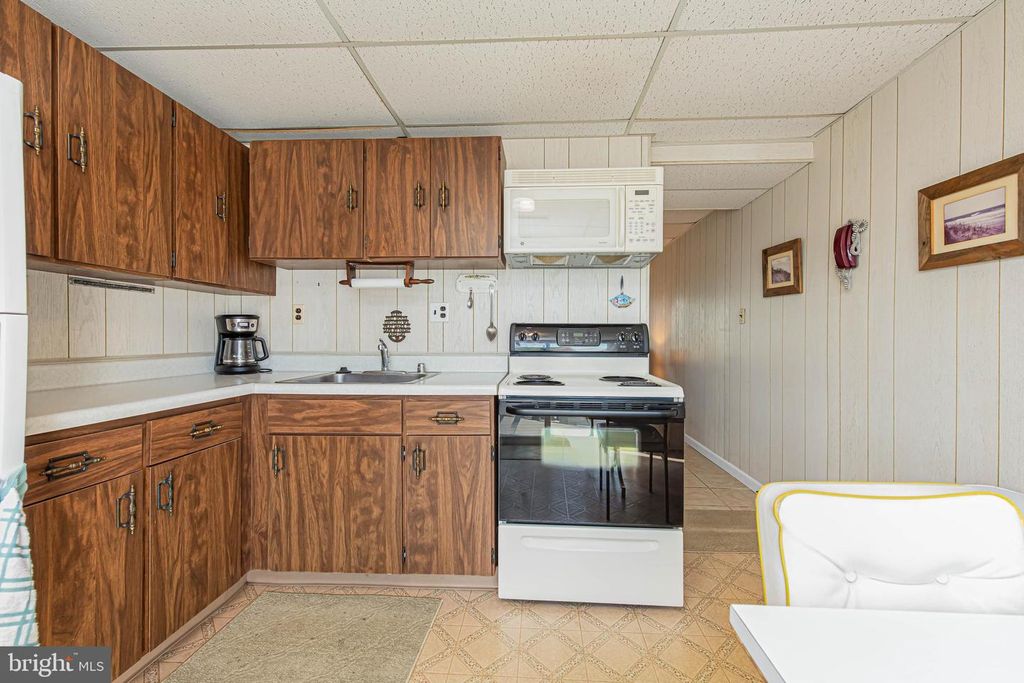Image 10 of property listing at 211 136TH ST #211, Ocean City, MD 21842