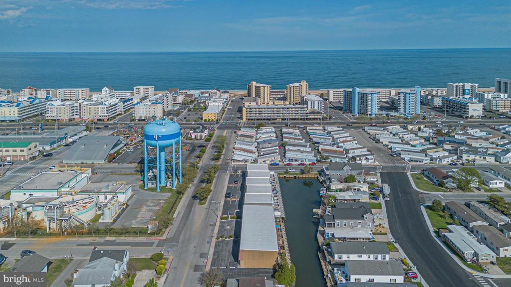 Image 2 of property listing at 211 136TH ST #211, Ocean City, MD 21842