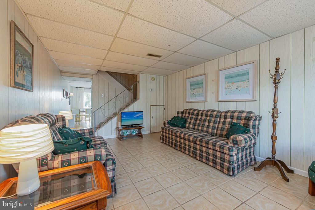 Image 5 of property listing at 211 136TH ST #211, Ocean City, MD 21842