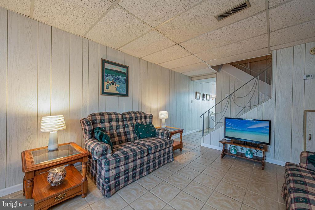 Image 6 of property listing at 211 136TH ST #211, Ocean City, MD 21842