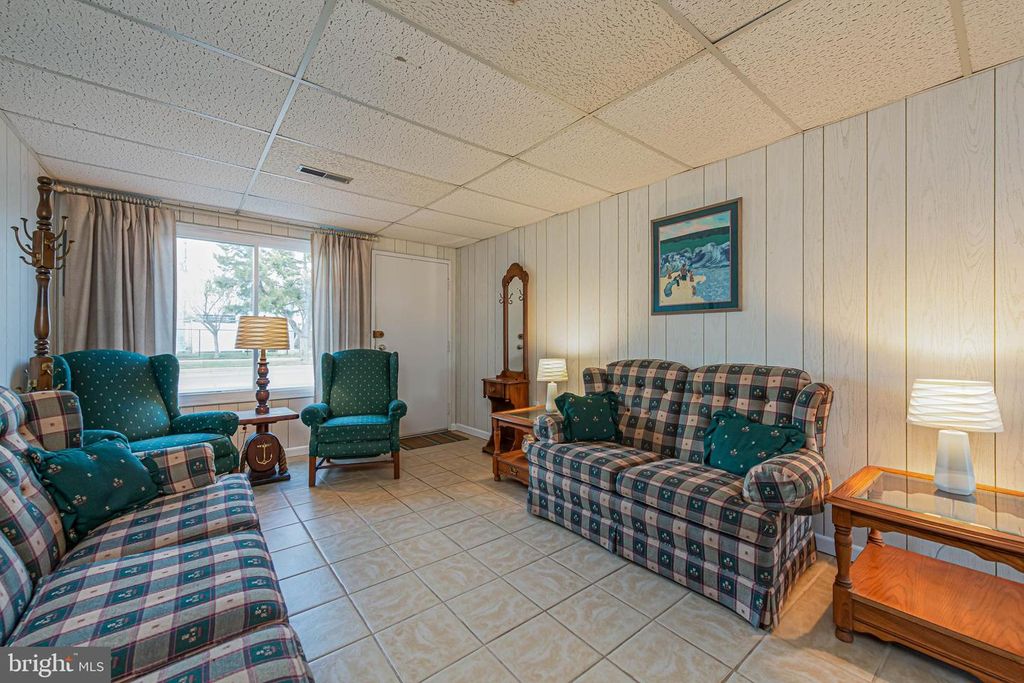 Image 7 of property listing at 211 136TH ST #211, Ocean City, MD 21842