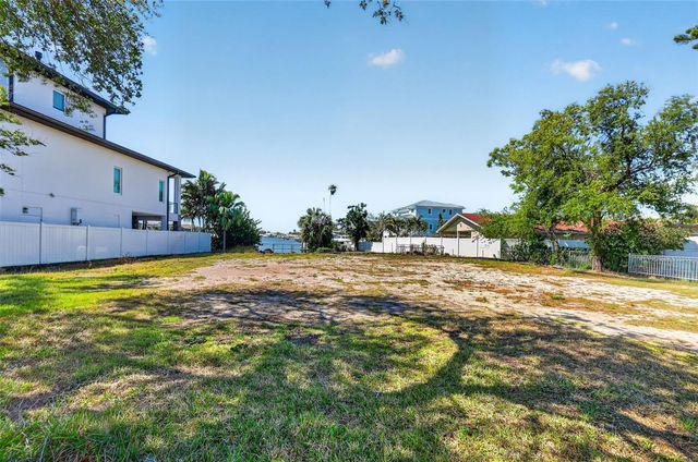 909 OAKWOOD DRIVE, Largo, FL 33770