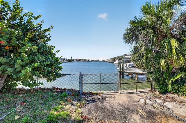909 OAKWOOD DRIVE, Largo, FL 33770