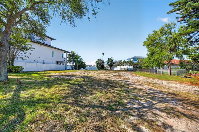 909 OAKWOOD DRIVE, Largo, FL 33770