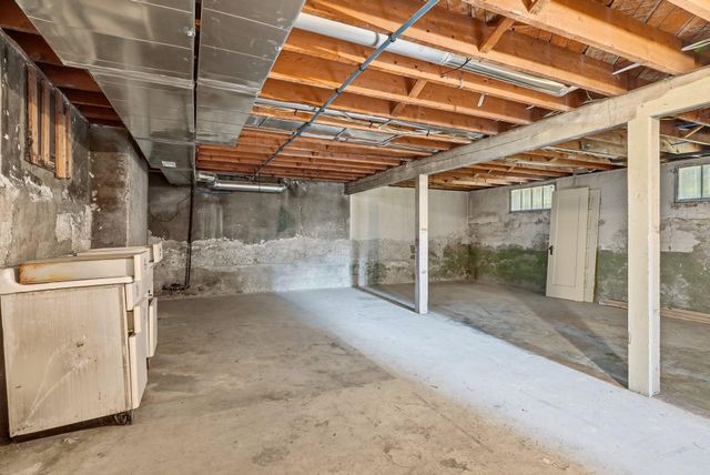 2921 N West Oval St, Spokane, WA 99205