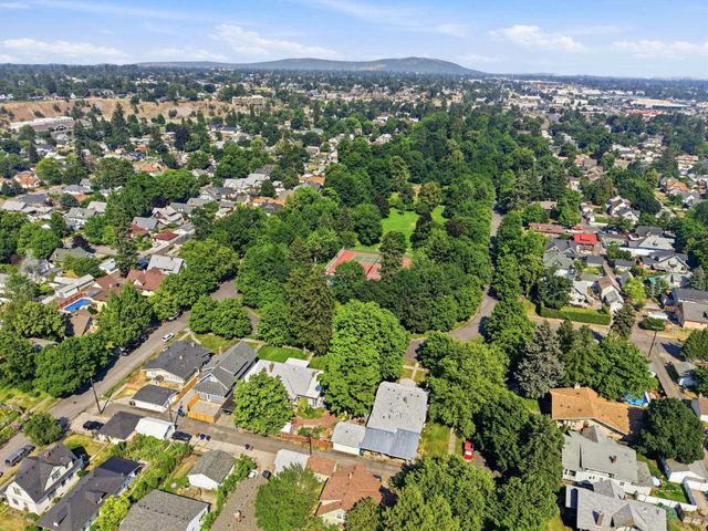 2921 N West Oval St, Spokane, WA 99205