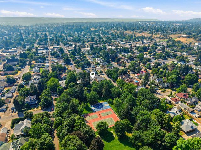 2921 N West Oval St, Spokane, WA 99205