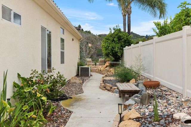 2357 Amber Oak Ln, Escondido, CA 92027