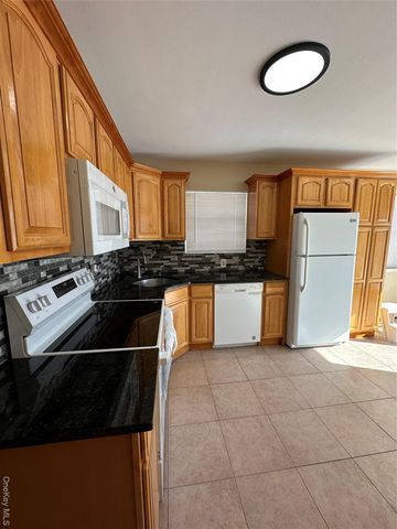 158 Farmers Avenue, Lindenhurst, NY 11757