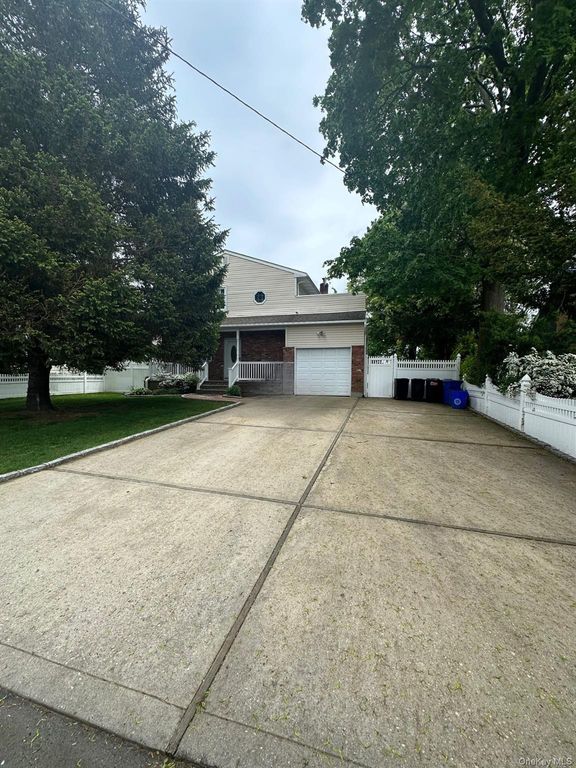 158 Farmers Avenue, Lindenhurst, NY 11757