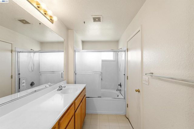 1153 Syracuse Ln, Manteca, CA 95336