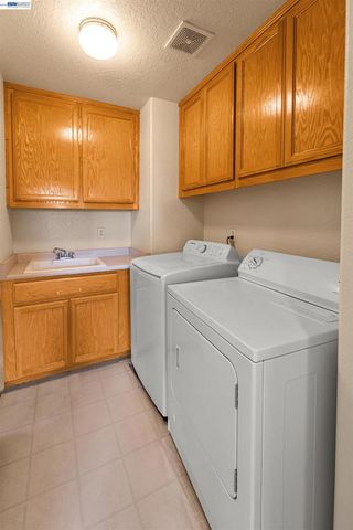 1153 Syracuse Ln, Manteca, CA 95336