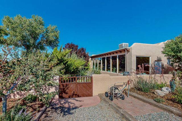 4 Athenas Way A+B, Espanola, NM 87532