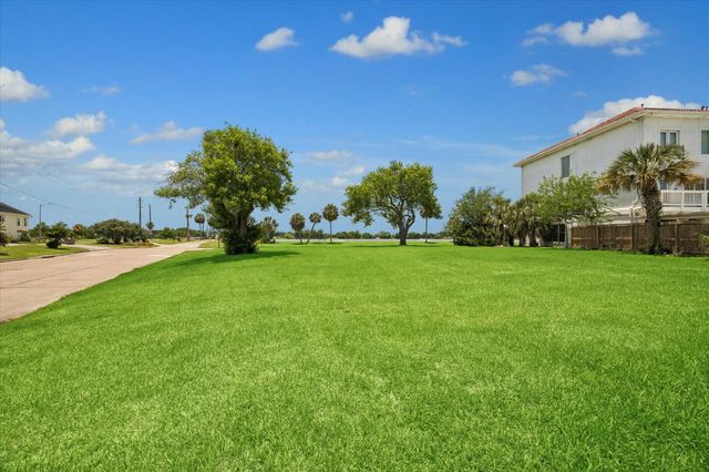 18743 Martinique Drive, Nassau Bay, TX 77058