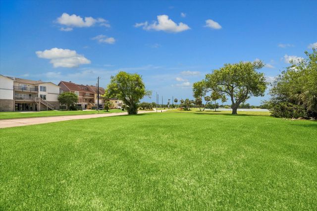 18743 Martinique Drive, Nassau Bay, TX 77058