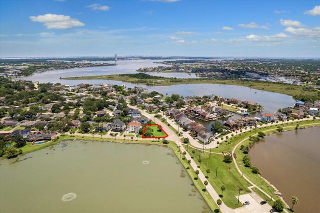 18743 Martinique Drive, Nassau Bay, TX 77058