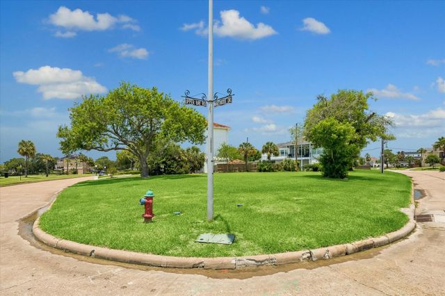 18743 Martinique Drive, Nassau Bay, TX 77058