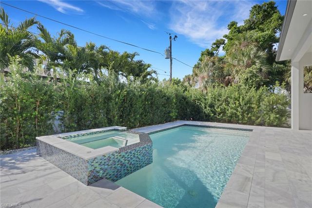 522 98th AVE N, Naples, FL 34108