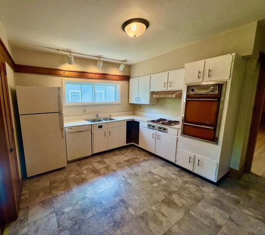 4034 N Larkin STREET, Shorewood, WI 53211