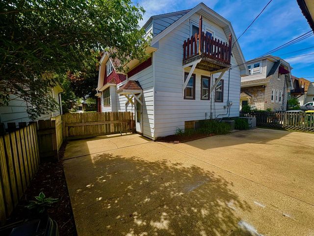 4034 N Larkin STREET, Shorewood, WI 53211