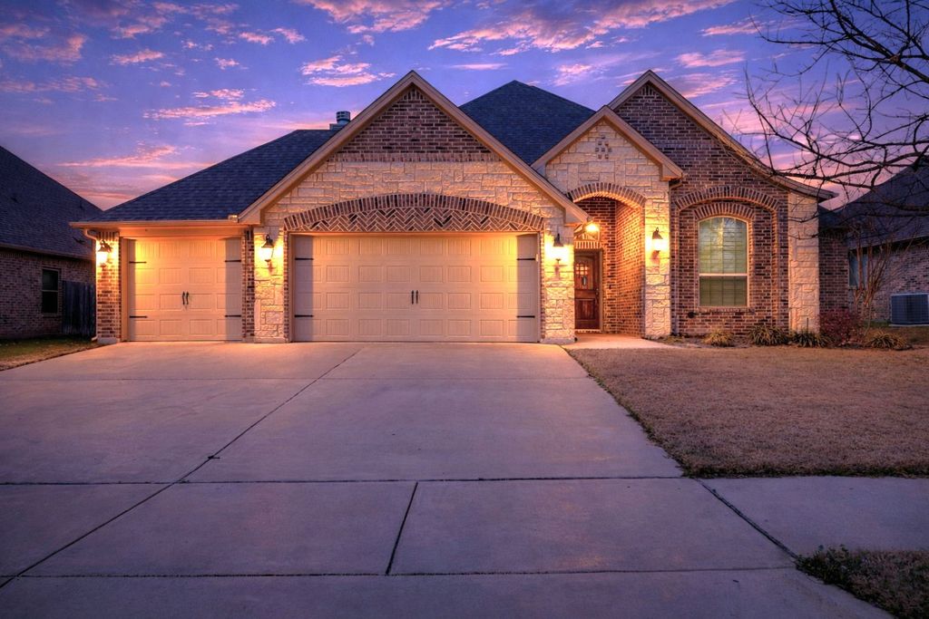 4004 Brookdale Road, Benbrook, TX 76116