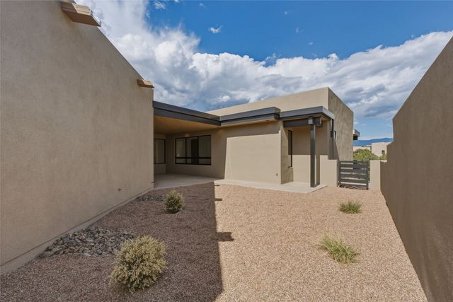 2 Vista Del Cielo, Santa Fe, NM 87506