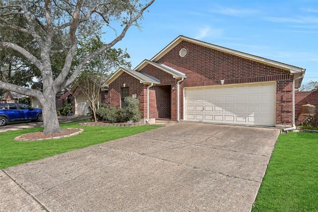 207 Live Oak Lane, Friendswood, TX 77546