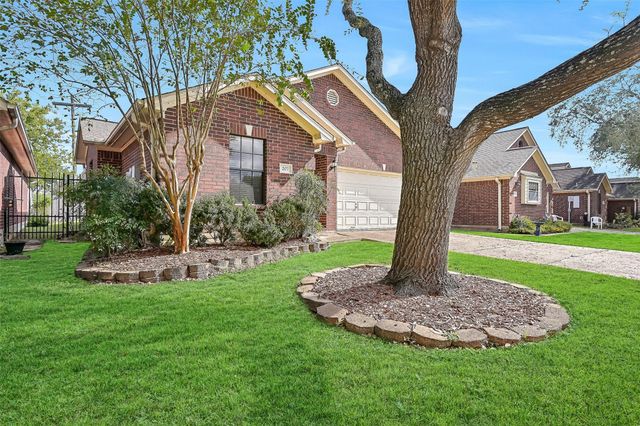 207 Live Oak Lane, Friendswood, TX 77546