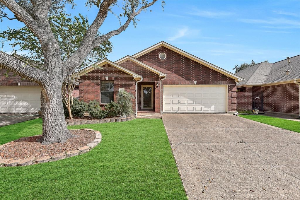 207 Live Oak Lane, Friendswood, TX 77546