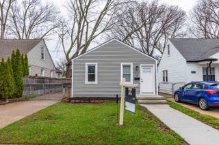 20925 Ridgemont Road, Harper Woods, MI 48225