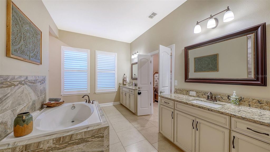 Image 34 of property listing at 13071 UTOPIA LOOP, Bradenton, FL 34211