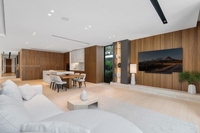 5515 Pine Tree Dr, Miami Beach, FL 33140