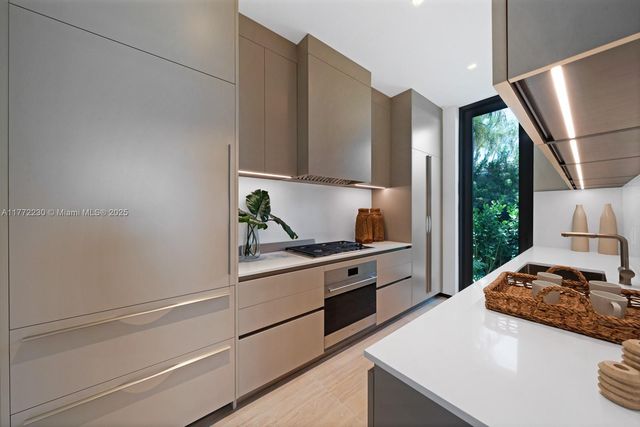 5515 Pine Tree Dr, Miami Beach, FL 33140