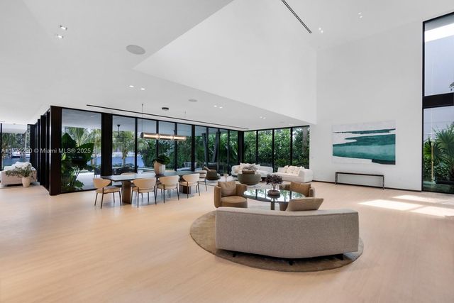 5515 Pine Tree Dr, Miami Beach, FL 33140