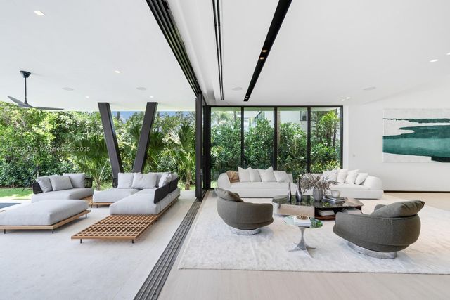 5515 Pine Tree Dr, Miami Beach, FL 33140