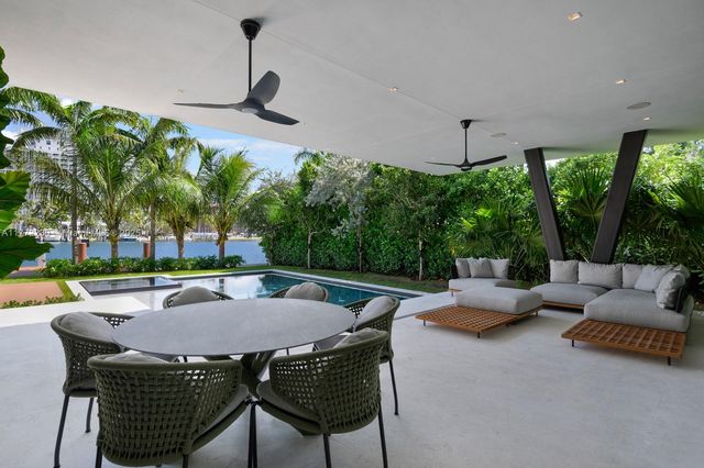 5515 Pine Tree Dr, Miami Beach, FL 33140