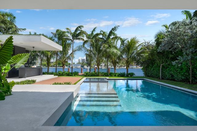 5515 Pine Tree Dr, Miami Beach, FL 33140