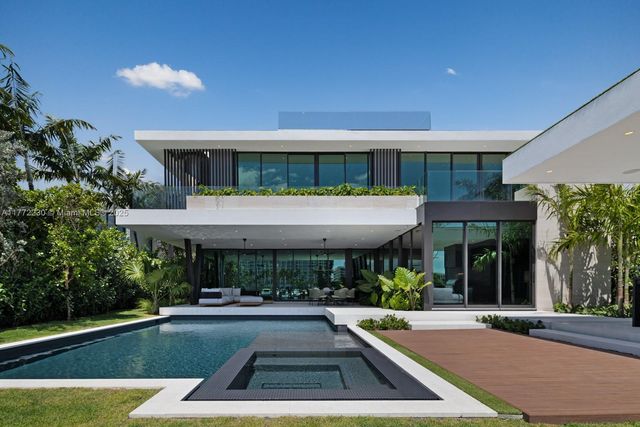 5515 Pine Tree Dr, Miami Beach, FL 33140