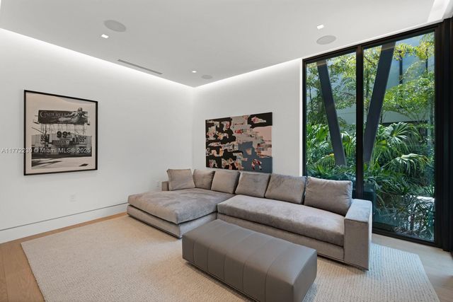 5515 Pine Tree Dr, Miami Beach, FL 33140