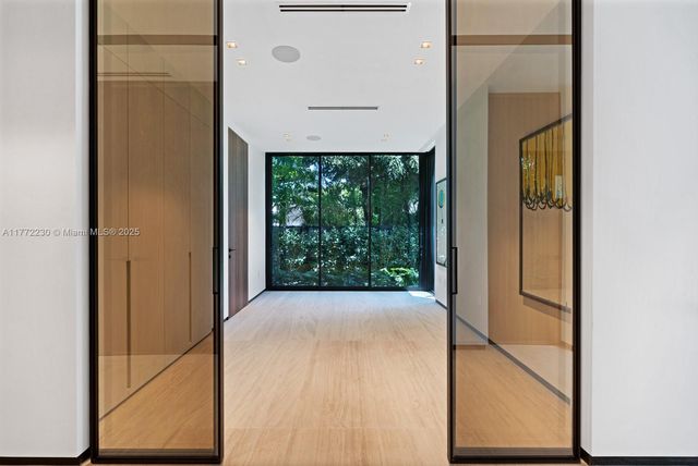 5515 Pine Tree Dr, Miami Beach, FL 33140